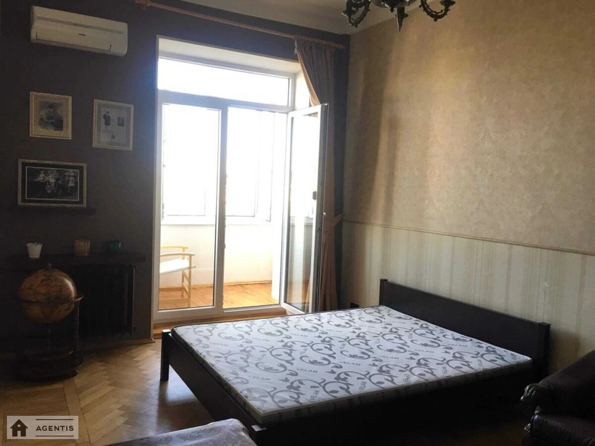 Apartment for rent 3 rooms, 75 m², 5th fl./6 floors. Volodymyrska, Kyiv. 