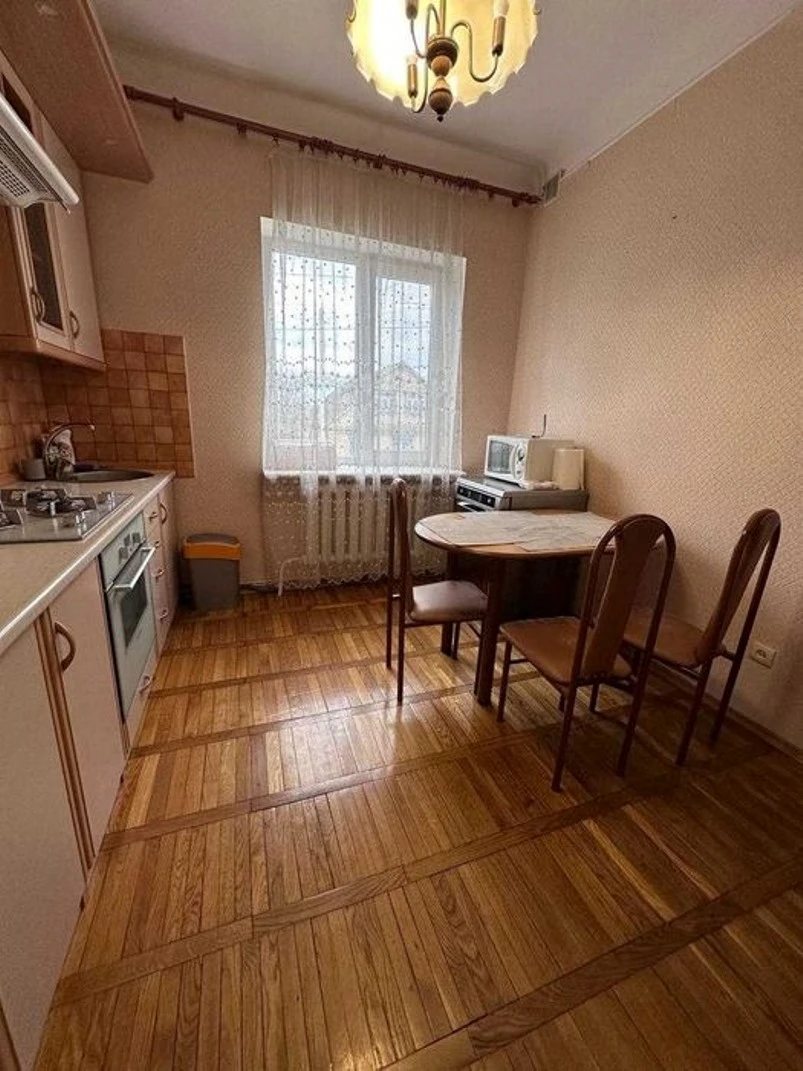 Продажа дома 7 комнат, 250 m², 3 этажа. Нові Петрівці. 