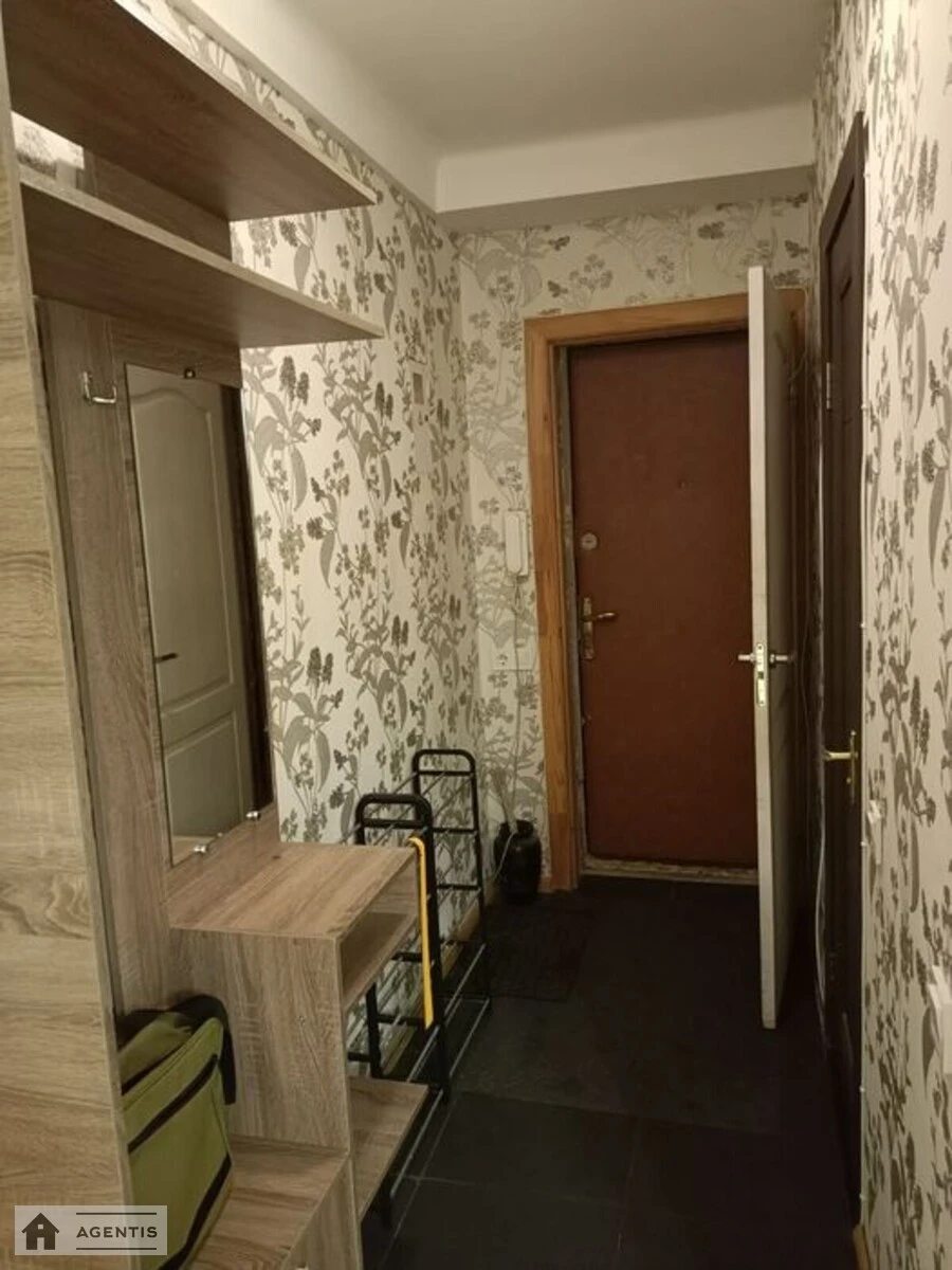 Apartment for rent. 1 room, 38 m², 1st floor/8 floors. 8, Ivana Vyhovskoho vul. Marshala Hrechka, Kyiv. 