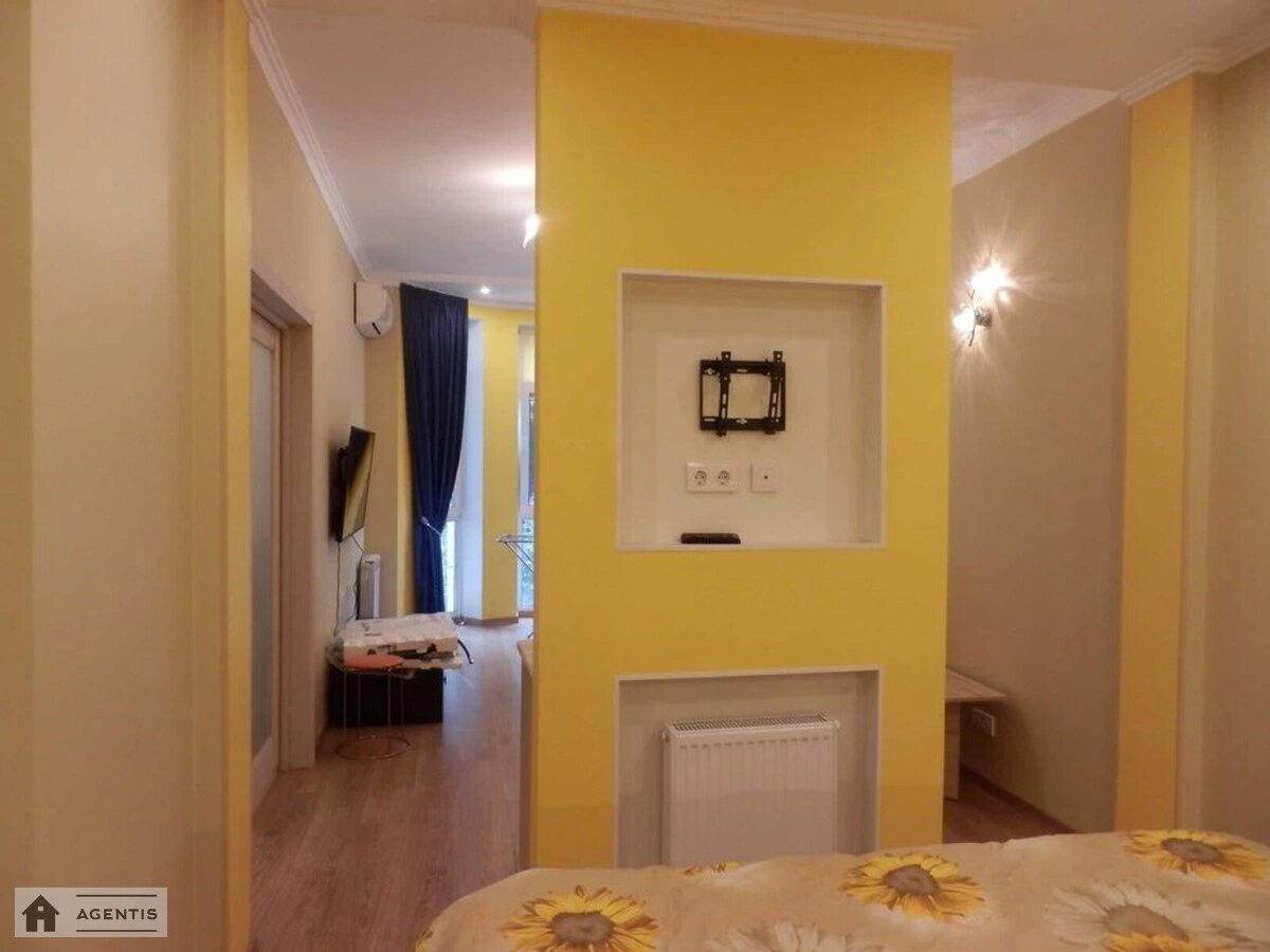 Apartment for rent. 2 rooms, 61 m², 5th floor/8 floors. 29, Degtyarna 29, Kyiv. 