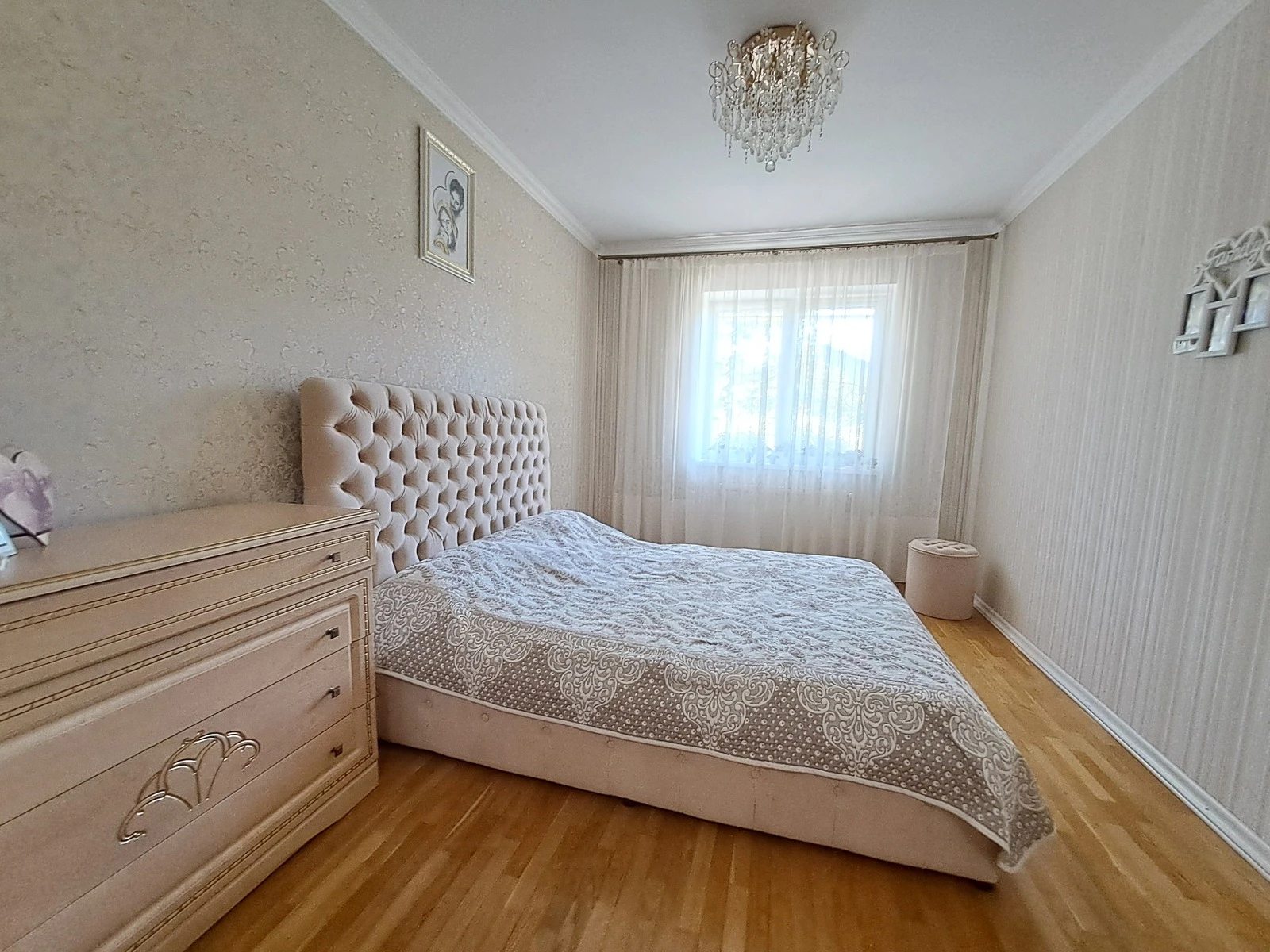 Продаж квартири 3 кімнати, 825 m², 1 пов./4 поверхи. Лепкого вул., Петриков. 