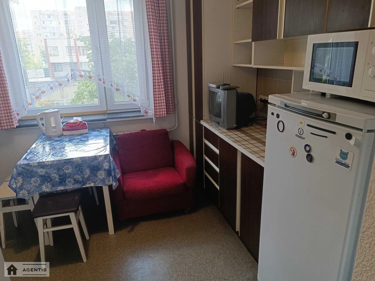 Apartment for rent. 2 rooms, 57 m², 2nd floor/9 floors. 36, Pivnichna 36, Kyiv. 