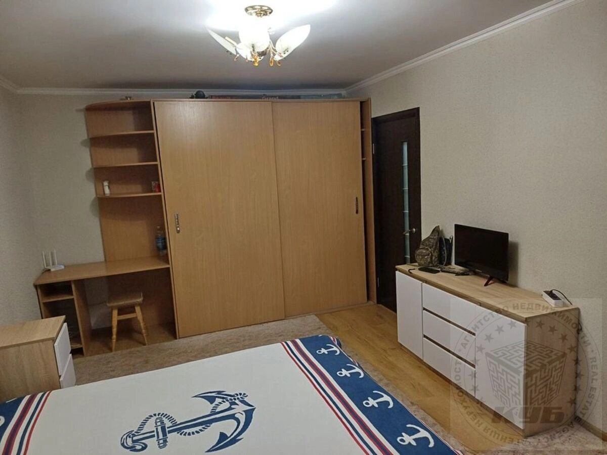 Продаж квартири 1 кімната, 302 m², 1 пов./5 поверхів. 5, Мрії вул. (Академіка Туполєва), Київ. 