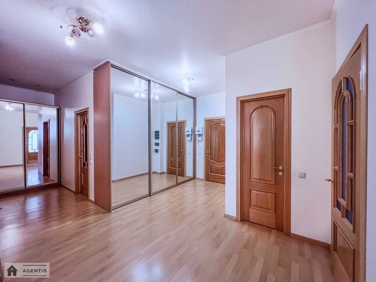 Apartment for rent. 3 rooms, 125 m², 3rd floor/15 floors. 42, Oleksandra Konyskoho vul. Turhenyevska, Kyiv. 