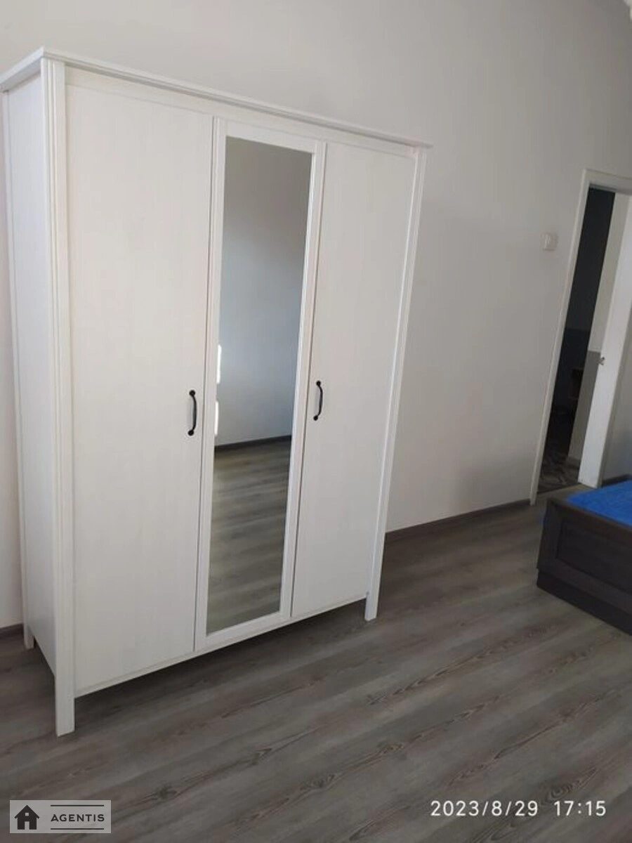 Apartment for rent. 2 rooms, 50 m², 3rd floor/5 floors. 52, Pochaynynska 52, Kyiv. 
