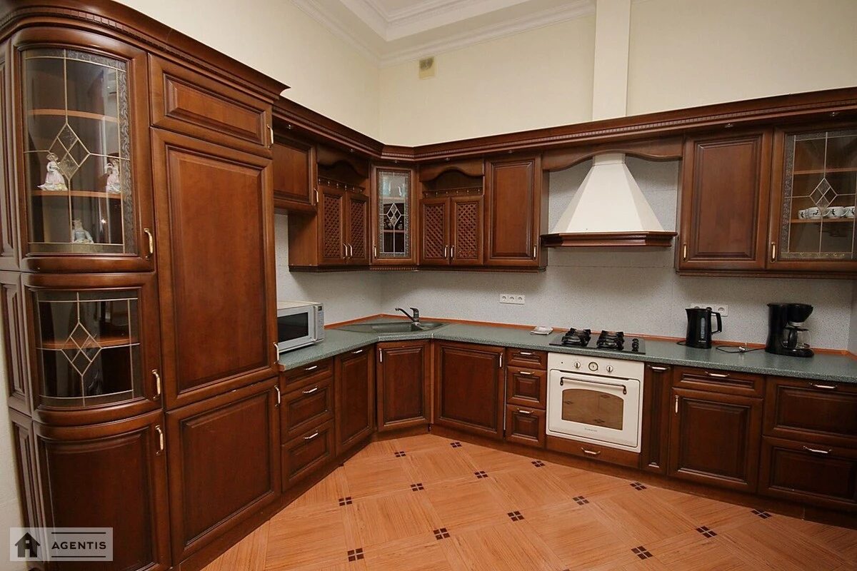 Apartment for rent. 3 rooms, 80 m², 4th floor/6 floors. Myhaylivska, Kyiv. 