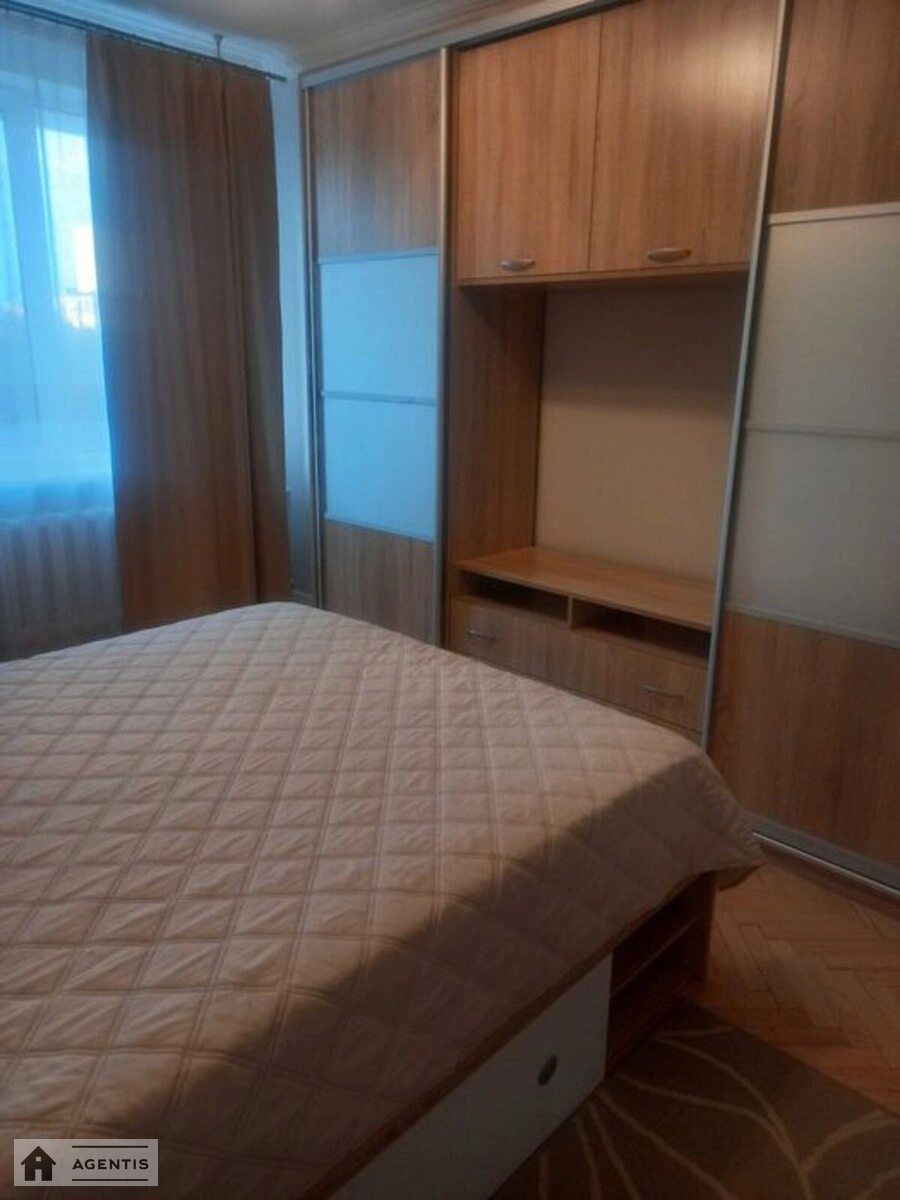 Сдам квартиру. 3 rooms, 98 m², 6th floor/18 floors. Старонаводницкая 4, Киев. 