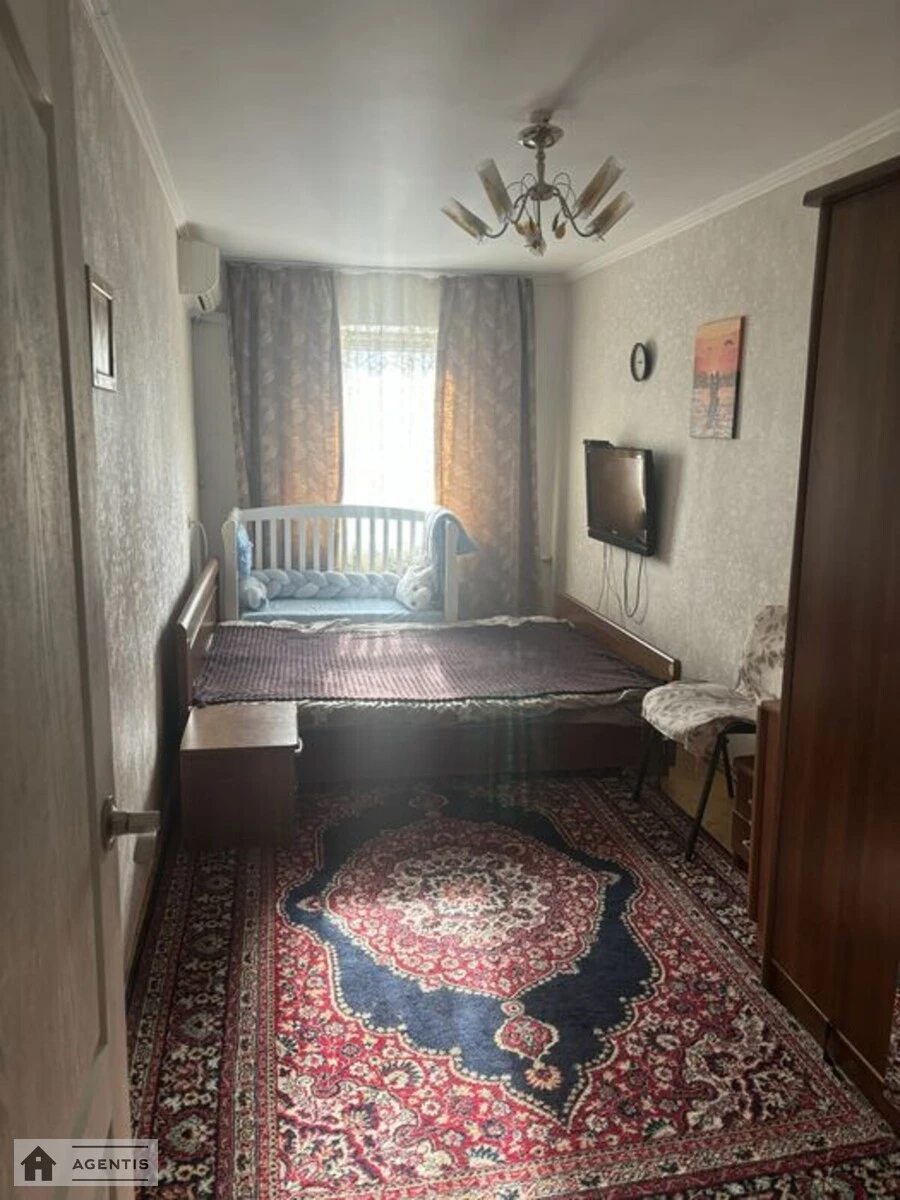 Сдам квартиру. 3 rooms, 55 m², 3rd floor/5 floors. 18, Межевая 18, Киев. 
