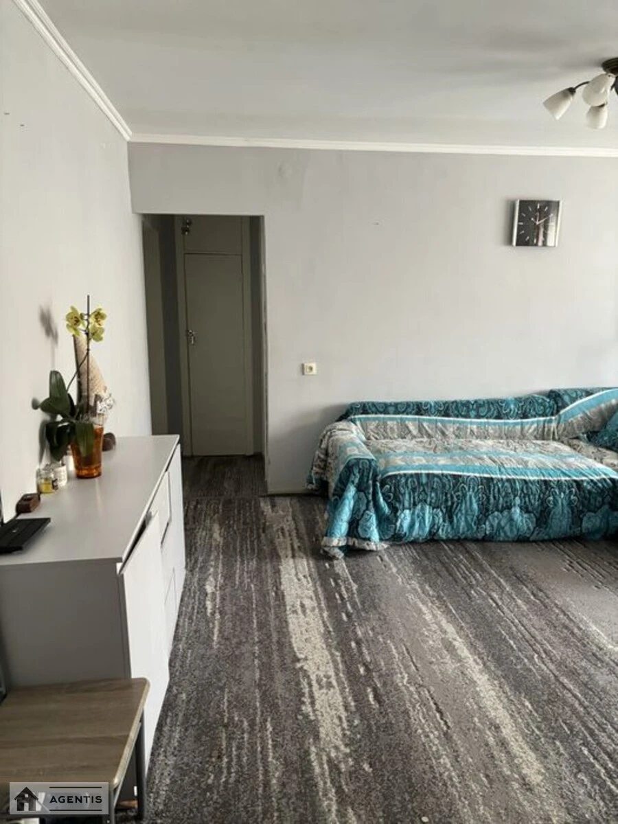 Apartment for rent. 3 rooms, 55 m², 3rd floor/5 floors. 18, Mezhova 18, Kyiv. 