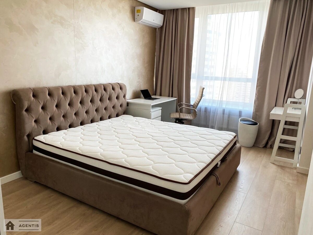 Сдам квартиру. 3 rooms, 80 m², 20 floor/25 floors. 2, Драгоманова 2, Киев. 