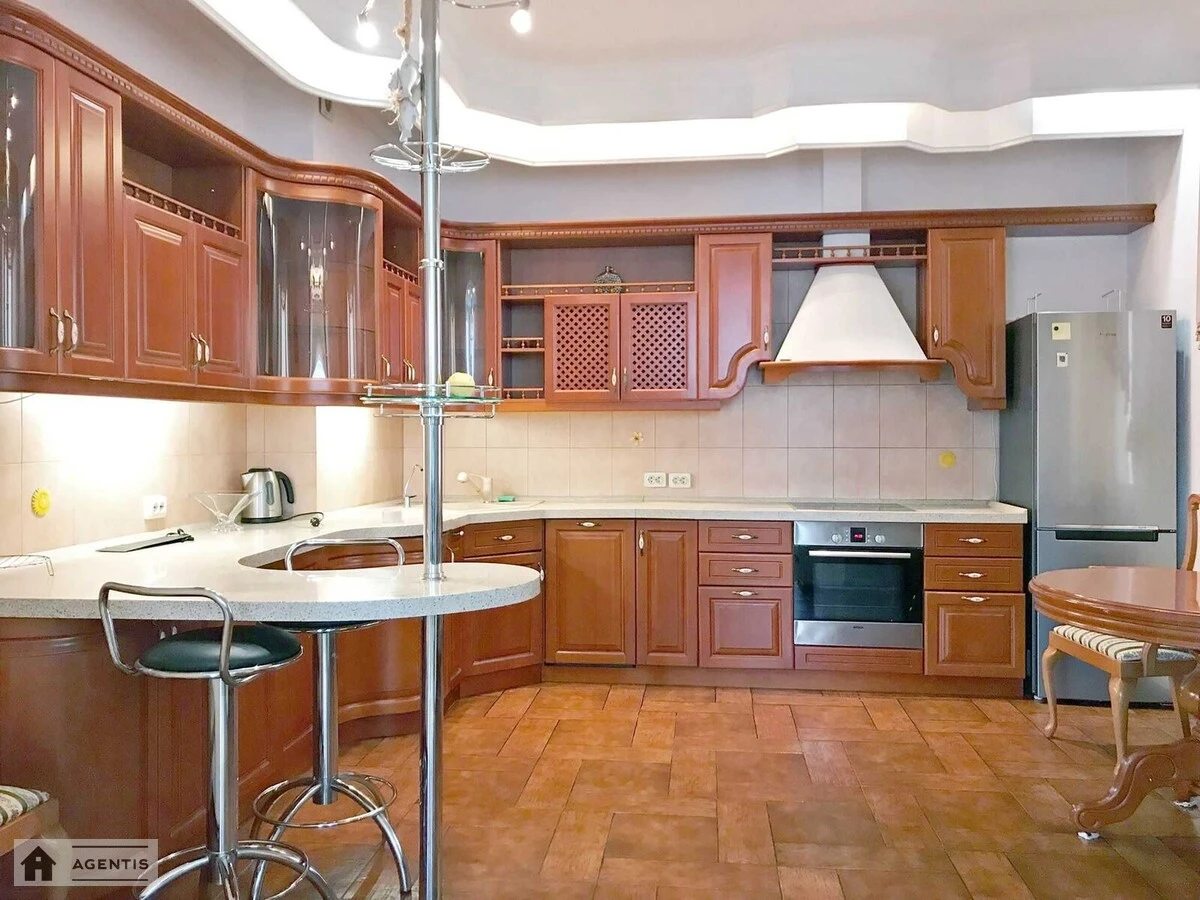 Apartment for rent. 3 rooms, 135 m², 4th floor/17 floors. 2, Moldavska 2, Kyiv. 