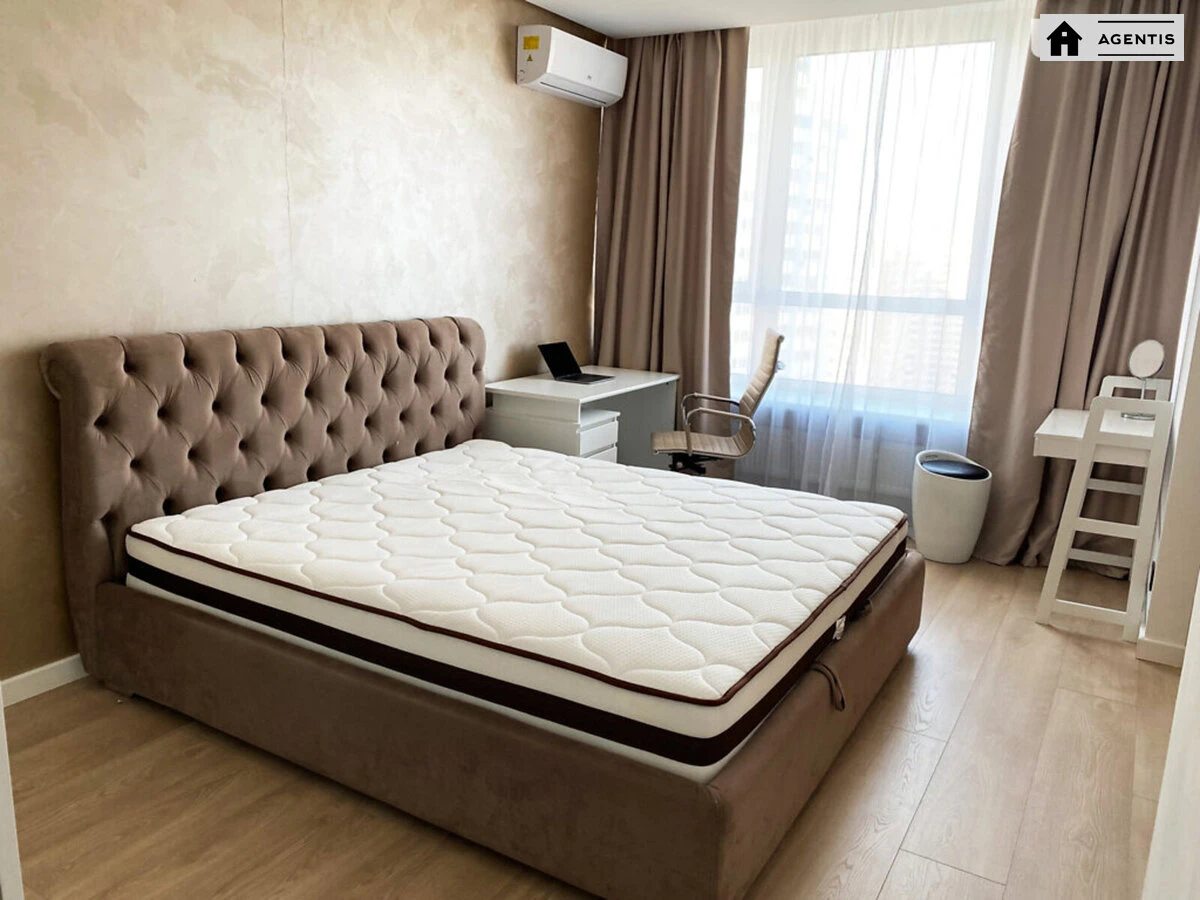 Сдам квартиру. 3 rooms, 80 m², 20 floor/25 floors. 2, Драгоманова 2, Киев. 