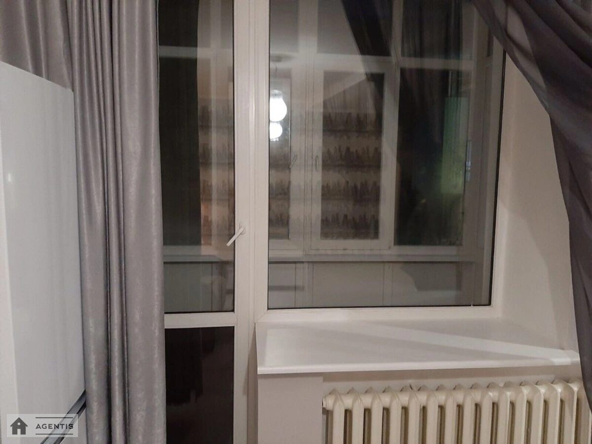 Apartment for rent. 1 room, 37 m², 2nd floor/6 floors. 1, Sofijivska 1, Kyiv. 