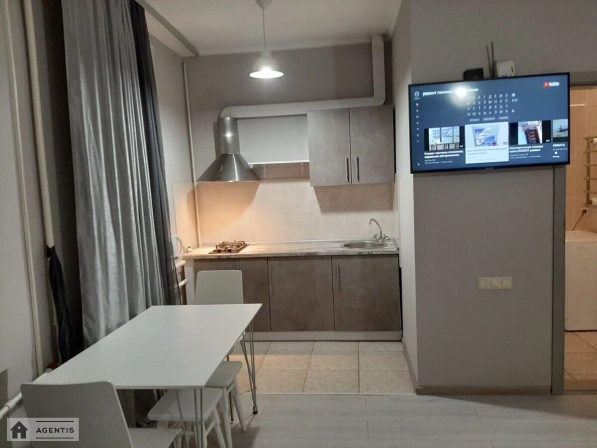 Apartment for rent. 1 room, 37 m², 2nd floor/6 floors. 1, Sofijivska 1, Kyiv. 