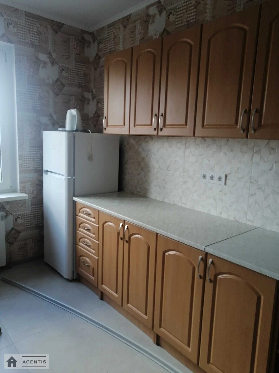 Сдам квартиру 2 комнаты, 73 m², 20 эт./25 этажей. 20, Урловская 20, Киев. 