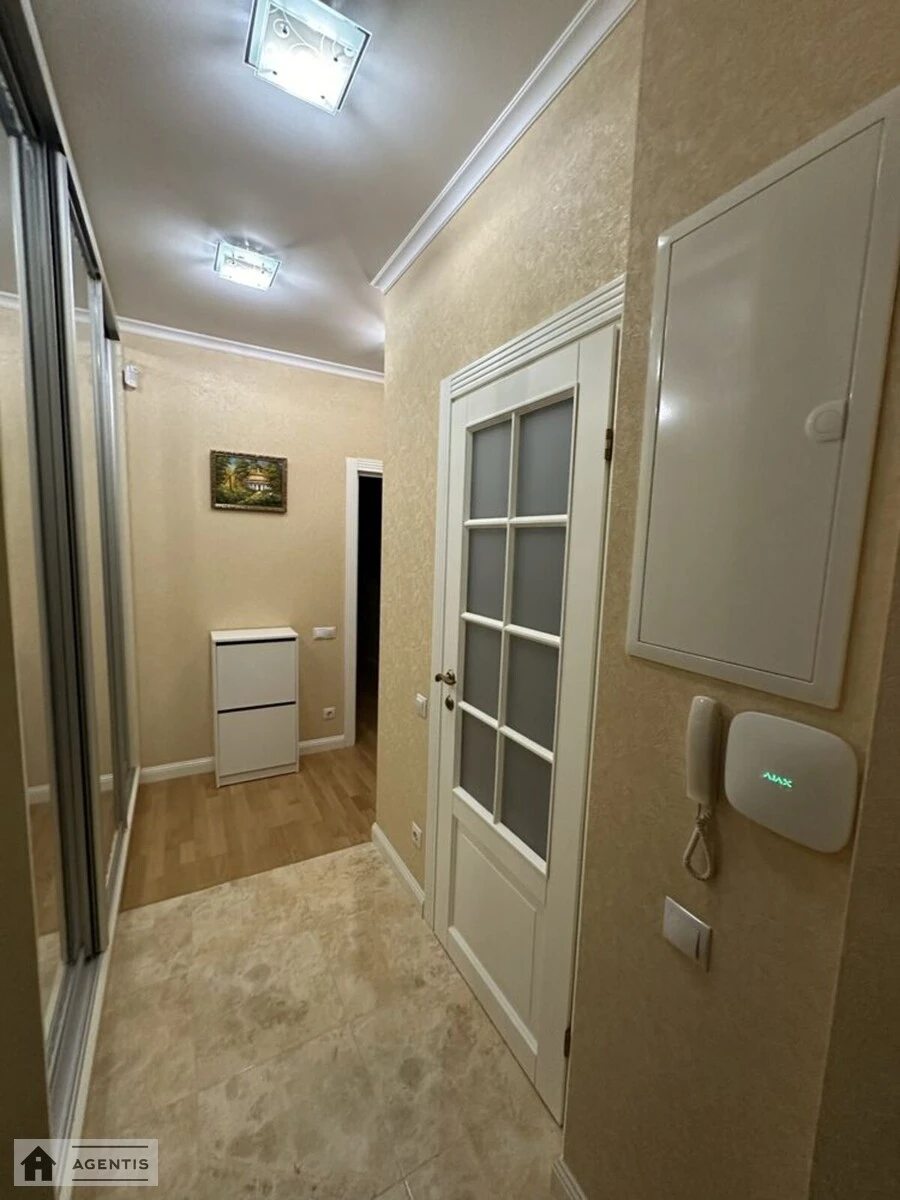 Сдам квартиру. 1 room, 39 m², 4 floors. Регенераторная, Киев. 