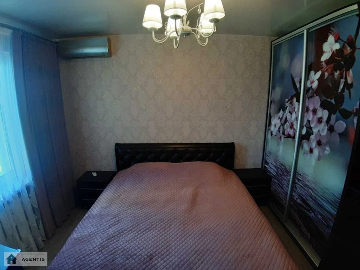 Apartment for rent. 3 rooms, 92 m², 11 floor/22 floors. Miloslavska, Kyiv. 