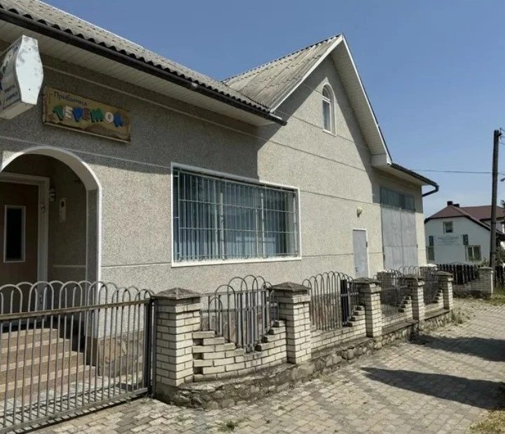 House for sale 5 rooms, 175 m², 2 floors. Vul. Heroyiv Nebesnoyi sotni, Hlyboka. 