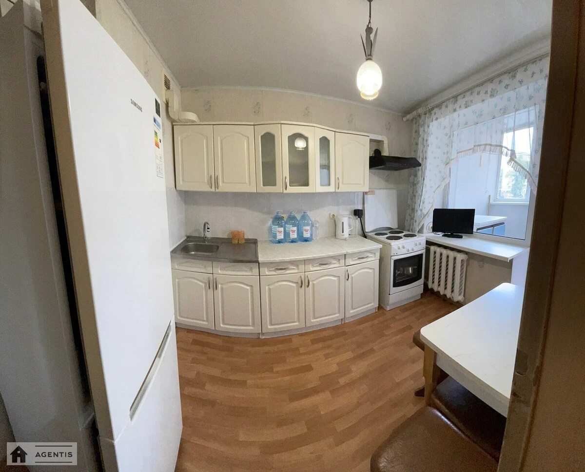 Сдам квартиру. 1 room, 39 m², 3rd floor/16 floors. 152, Антоновича вул. (Горького), Киев. 