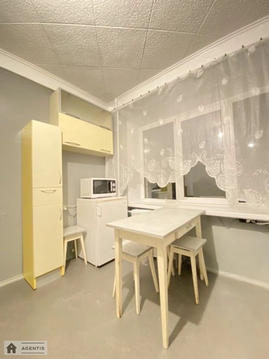 Apartment for rent. 2 rooms, 43 m², 4th floor/5 floors. Zadorozhniy, Kyiv. 