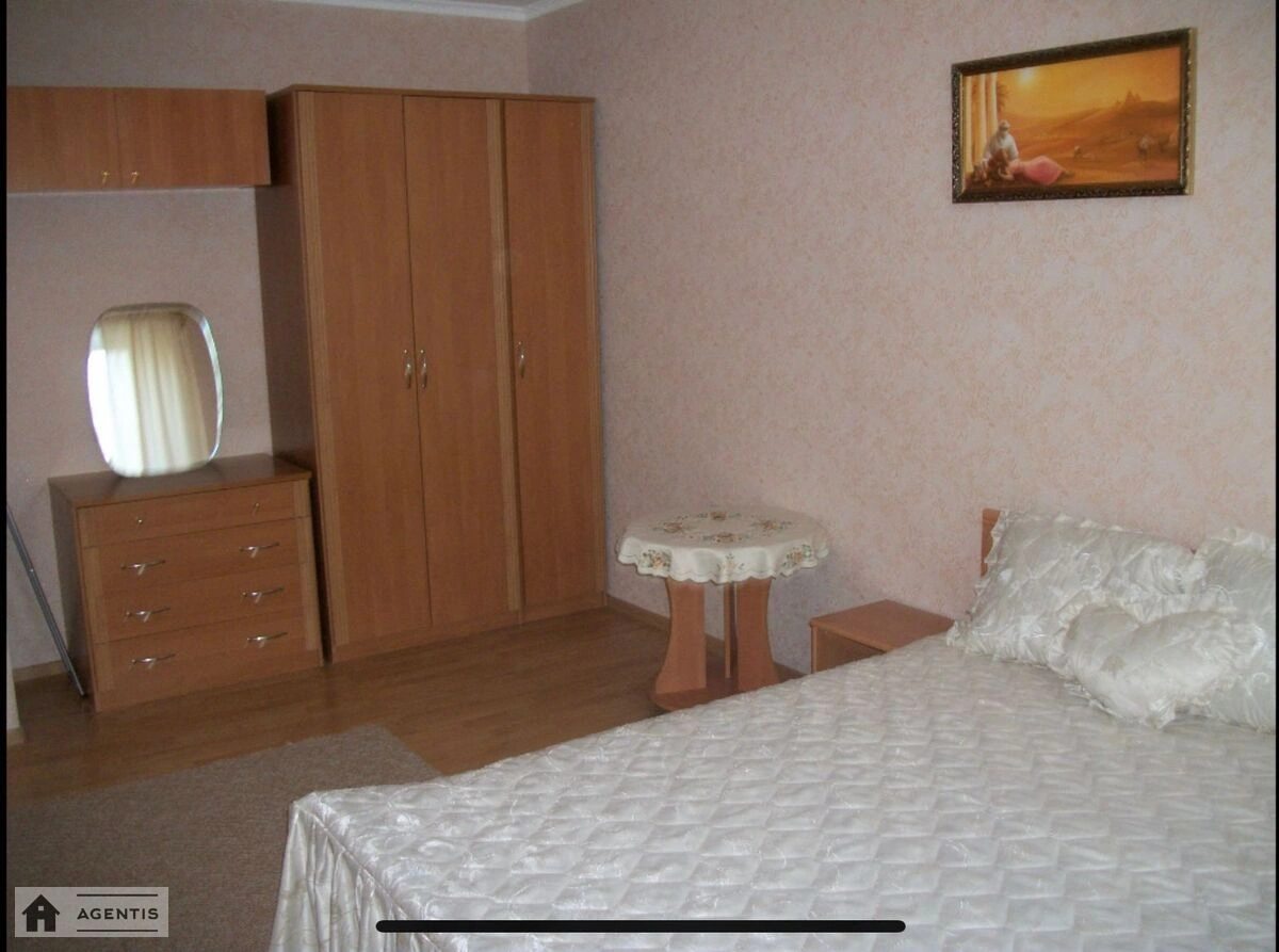 Apartment for rent. 1 room, 40 m², 3rd floor/23 floors. 66, Henerala Naumova vul., Kyiv. 