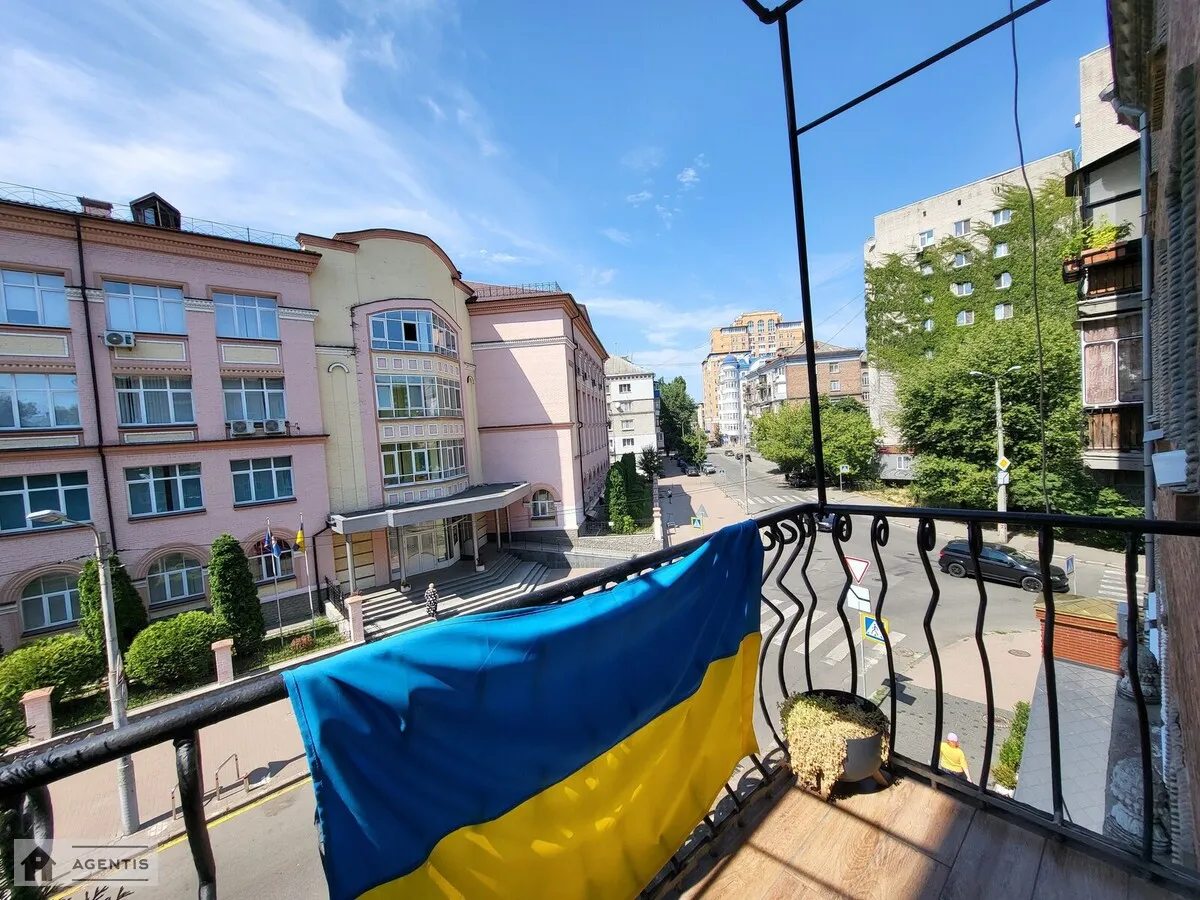 Apartment for rent. 3 rooms, 70 m², 3rd floor/5 floors. 45, Pochaynynska 45, Kyiv. 