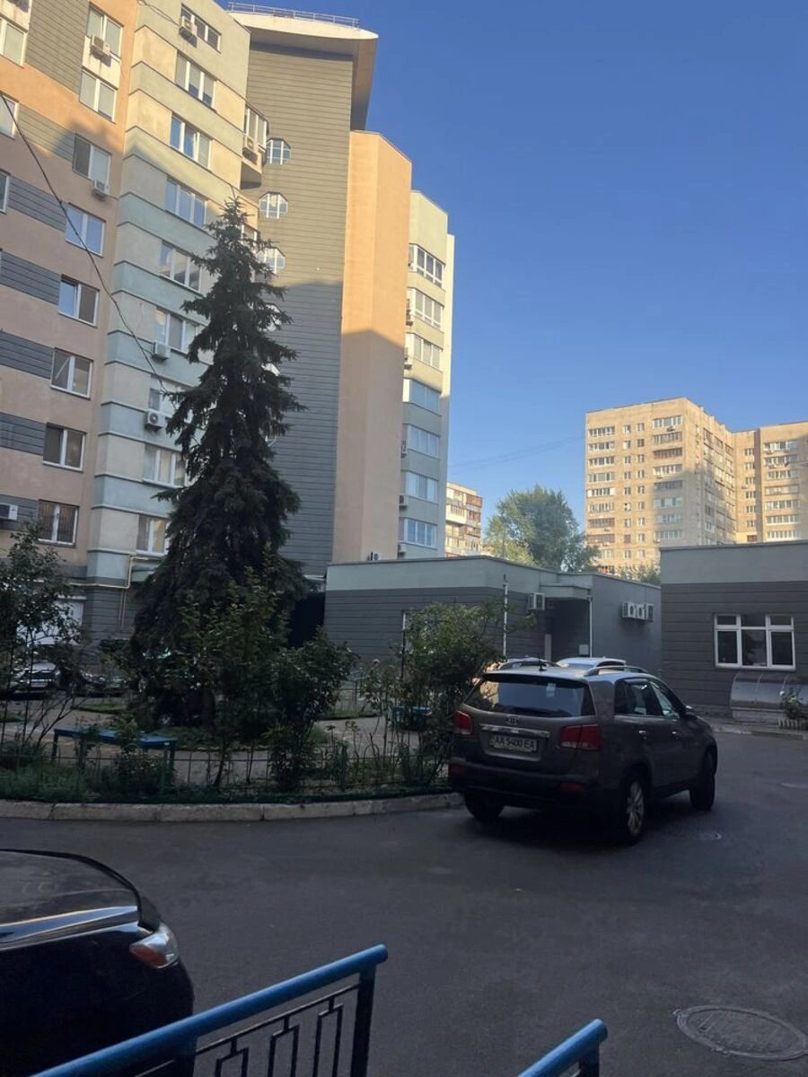 Apartment for rent. 1 room, 50 m², 7th floor/14 floors. 8, Rayisy Okipnoyi vul., Kyiv. 