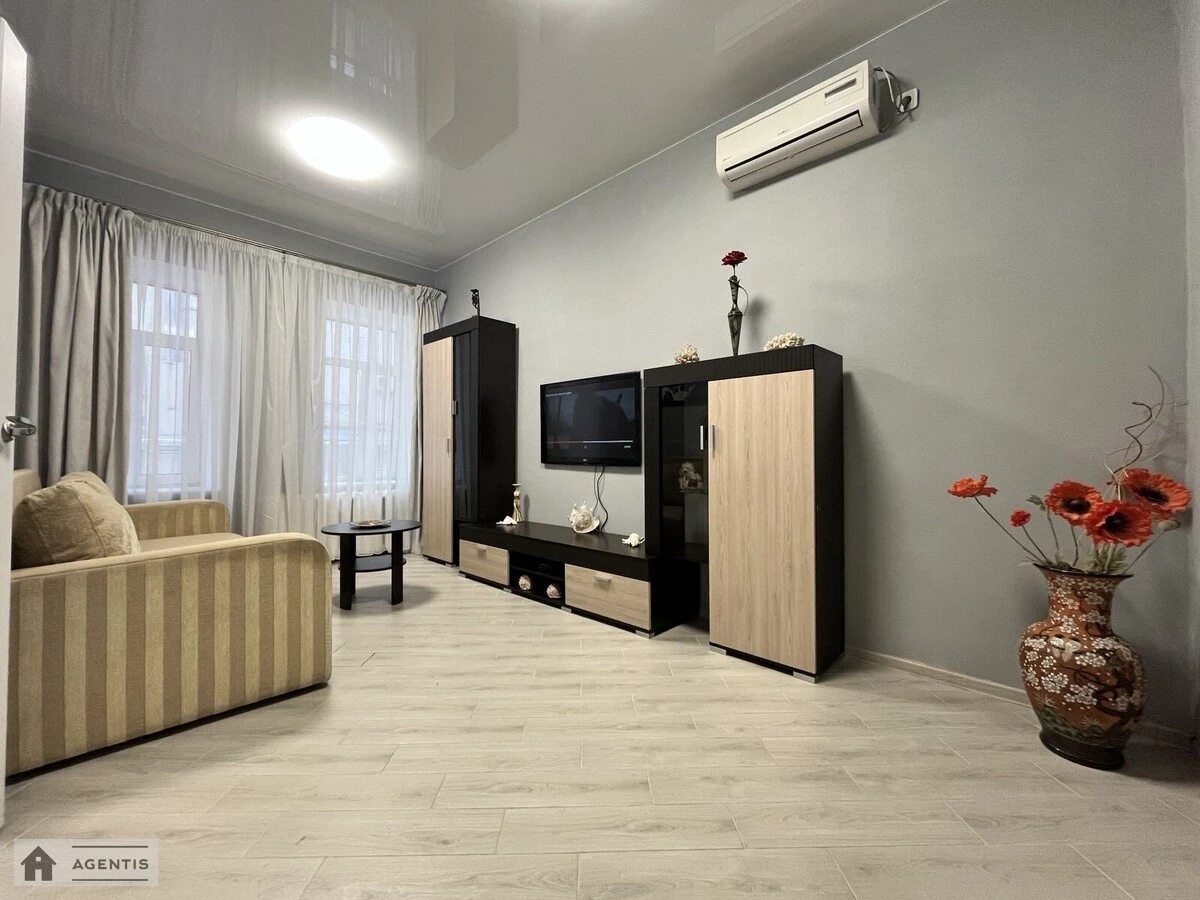 Apartment for rent. 3 rooms, 50 m², 2nd floor/4 floors. 7, Baseyna 7, Kyiv. 
