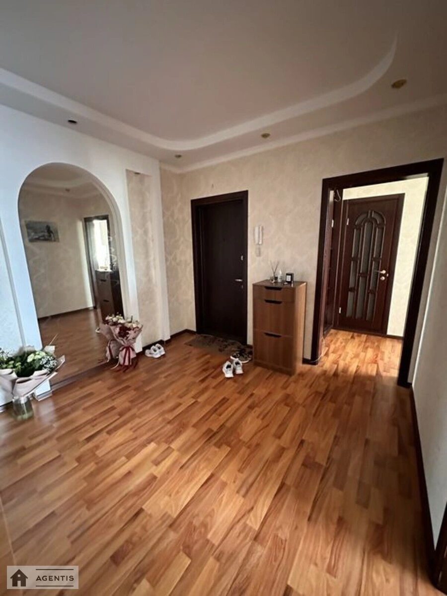 Сдам квартиру. 3 rooms, 73 m², 6th floor/16 floors. 14, Архітектора Вербицького вул., Киев. 