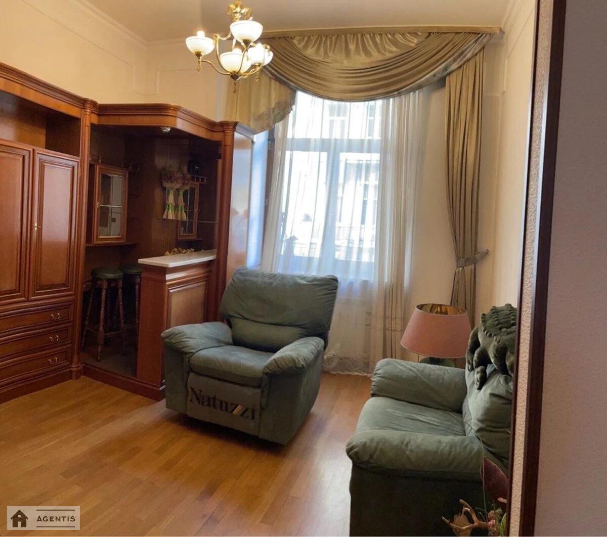 Сдам квартиру. 3 rooms, 98 m², 3rd floor/6 floors. Шелковичная, Киев. 
