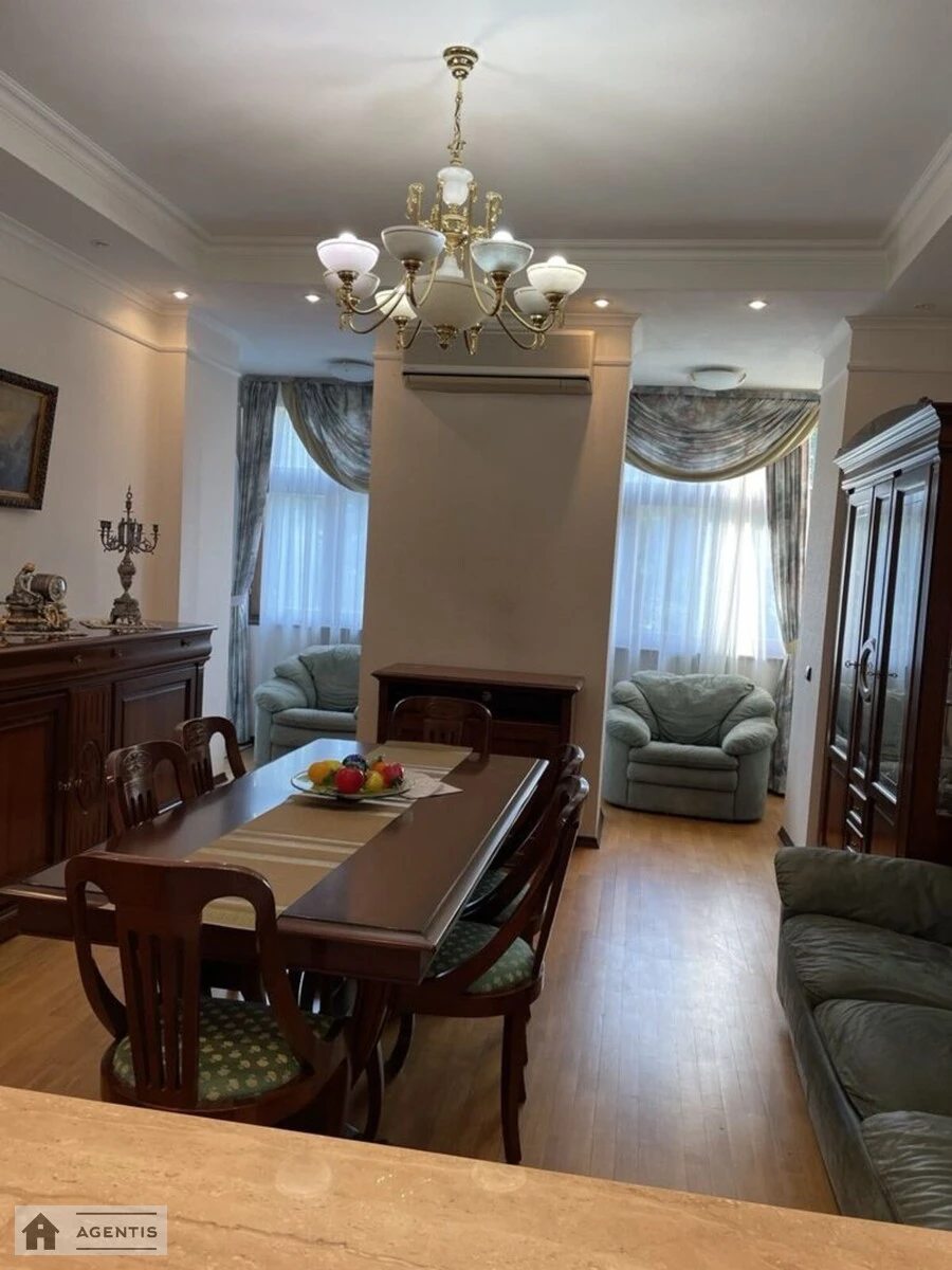 Сдам квартиру. 3 rooms, 98 m², 3rd floor/6 floors. Шелковичная, Киев. 