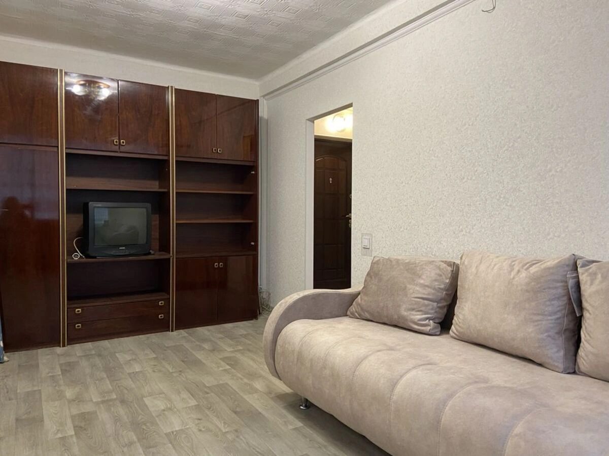 Apartment for rent. 1 room, 31 m², 1st floor/9 floors. 8, Yevhena Sverstyuka vul. Maryny Raskovoyi, Kyiv. 