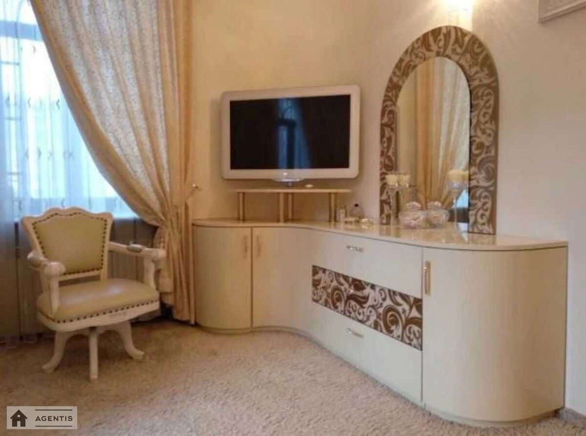 Apartment for rent. 3 rooms, 70 m², 2nd floor/6 floors. 8, Lyuteranska 8, Kyiv. 
