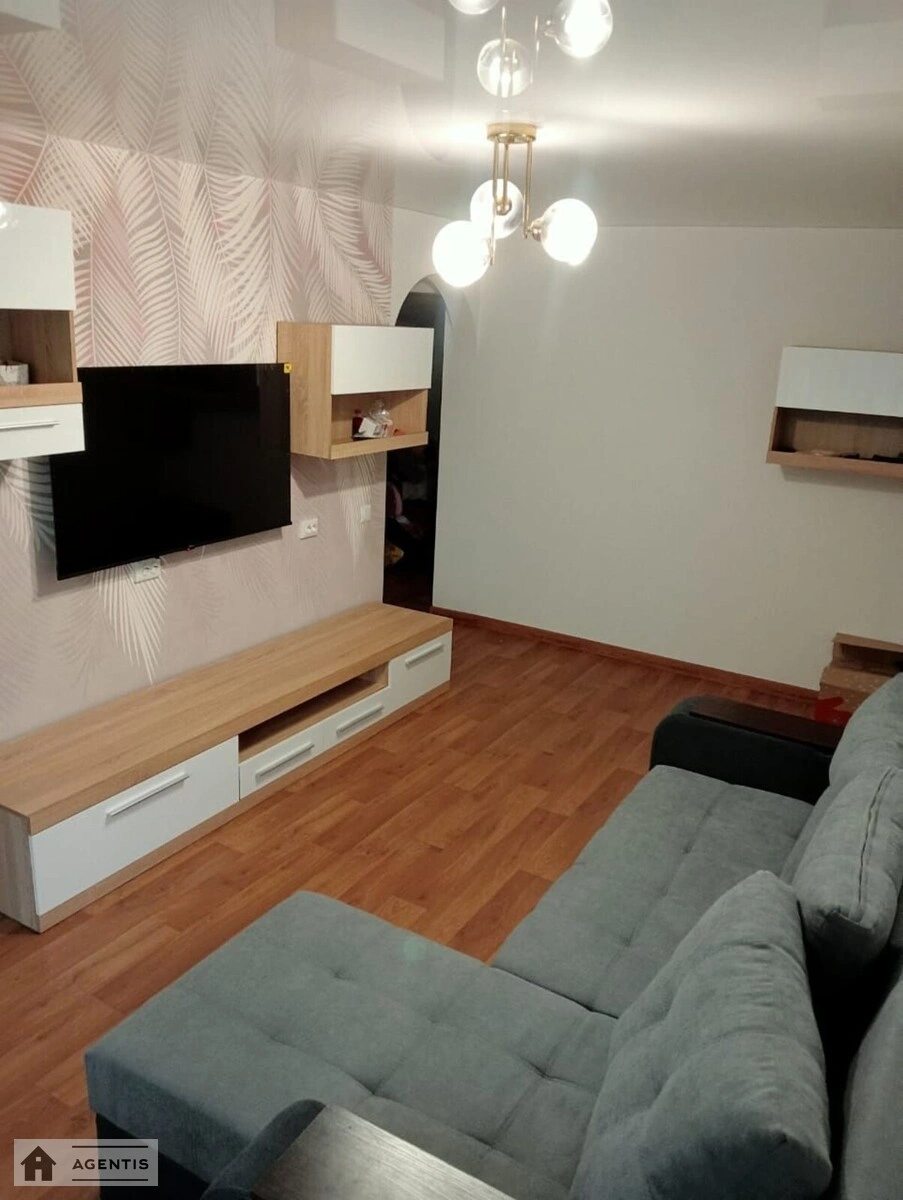 Apartment for rent. 3 rooms, 58 m², 1st floor/5 floors. Solomyanskyy rayon, Kyiv. 