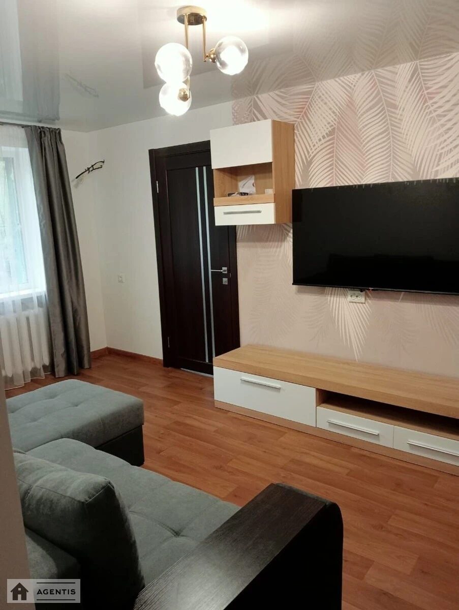 Apartment for rent. 3 rooms, 58 m², 1st floor/5 floors. Solomyanskyy rayon, Kyiv. 