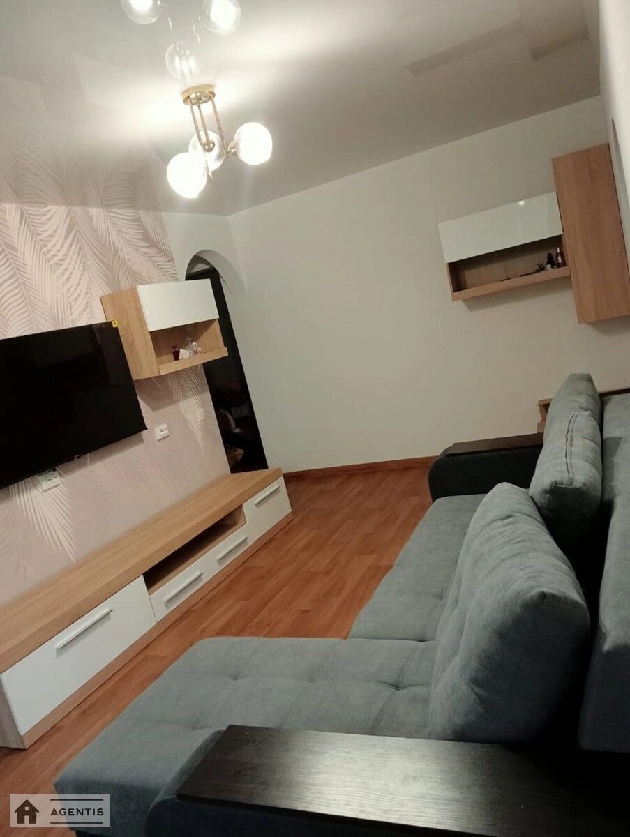 Сдам квартиру. 3 rooms, 58 m², 1st floor/5 floors. Соломенский район, Киев. 