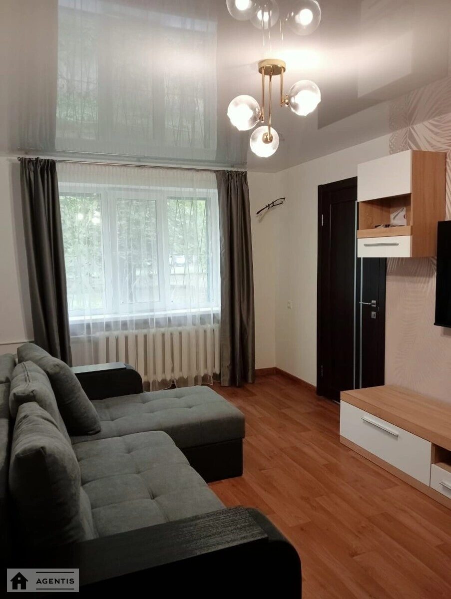 Apartment for rent. 3 rooms, 58 m², 1st floor/5 floors. Solomyanskyy rayon, Kyiv. 