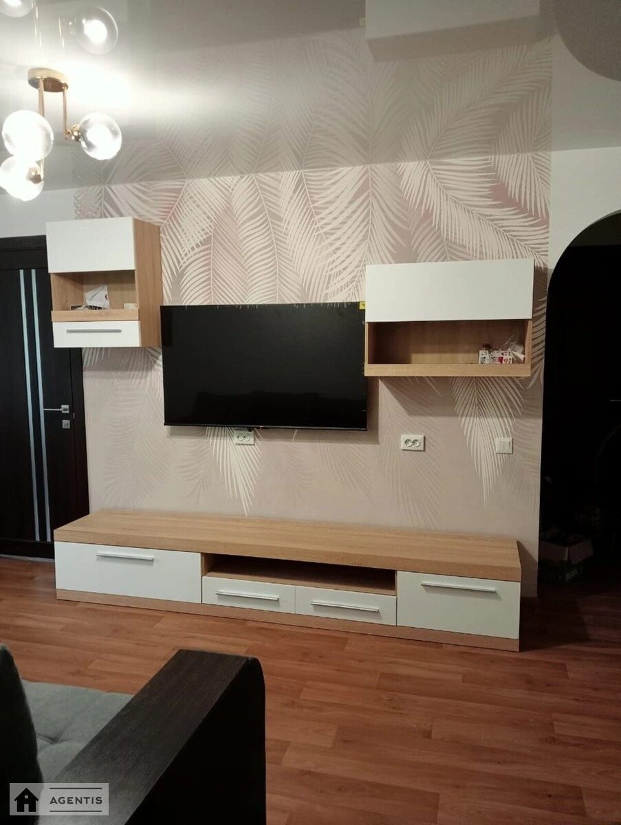 Apartment for rent. 3 rooms, 58 m², 1st floor/5 floors. Solomyanskyy rayon, Kyiv. 