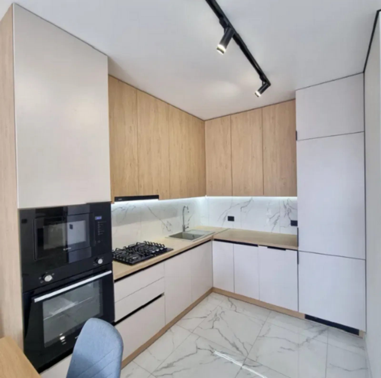 Apartments for sale. 1 room, 46 m², 2nd floor/5 floors. Tsentr, Ternopil. 