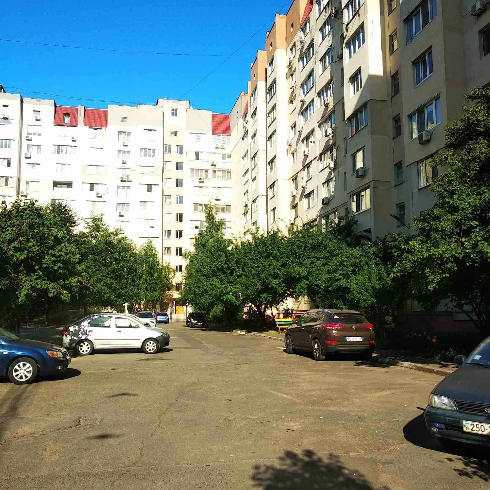 Apartments for sale. 2 rooms, 63 m², 3rd floor/10 floors. 14, Topolynaya ul., Odesa. 