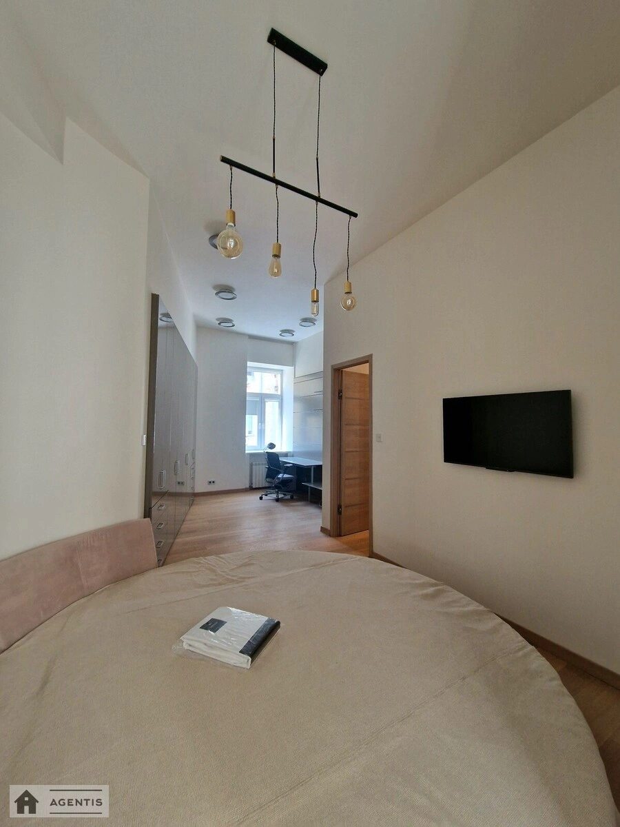 Apartment for rent. 4 rooms, 120 m², 5th floor/8 floors. Volodymyrska, Kyiv. 