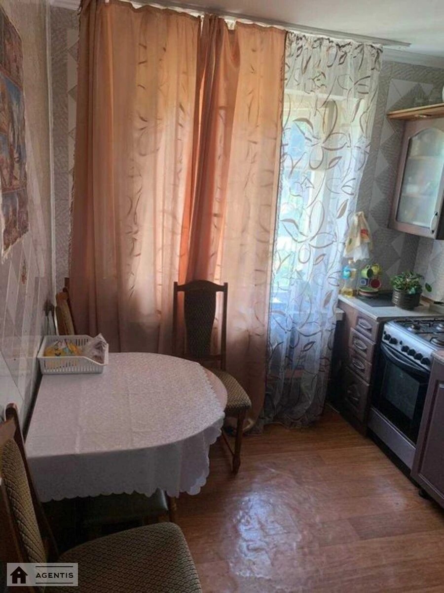 Здам квартиру. 2 rooms, 50 m², 1st floor/9 floors. 4, Володимира Сосюри вул., Київ. 