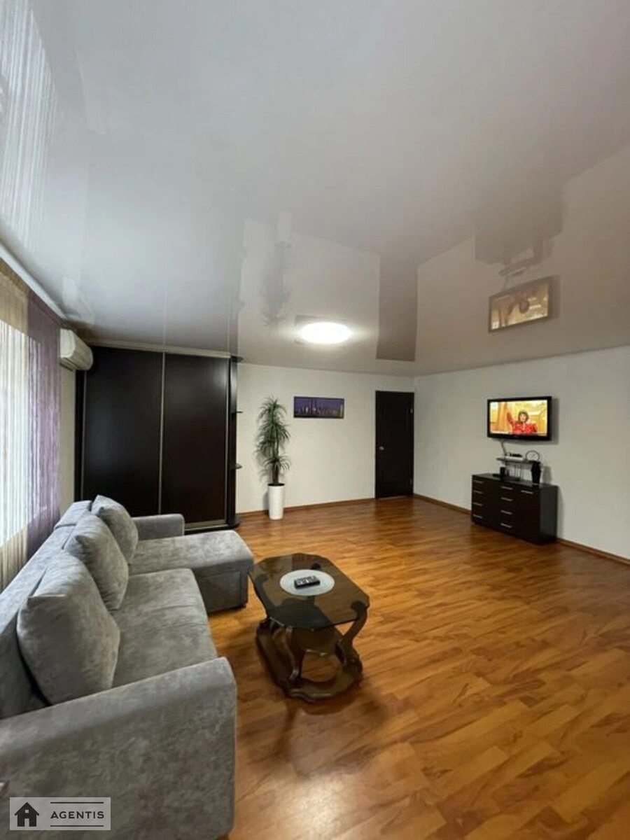 Сдам квартиру. 2 rooms, 65 m², 4th floor/8 floors. 3, Леси Украинки 3, Киев. 