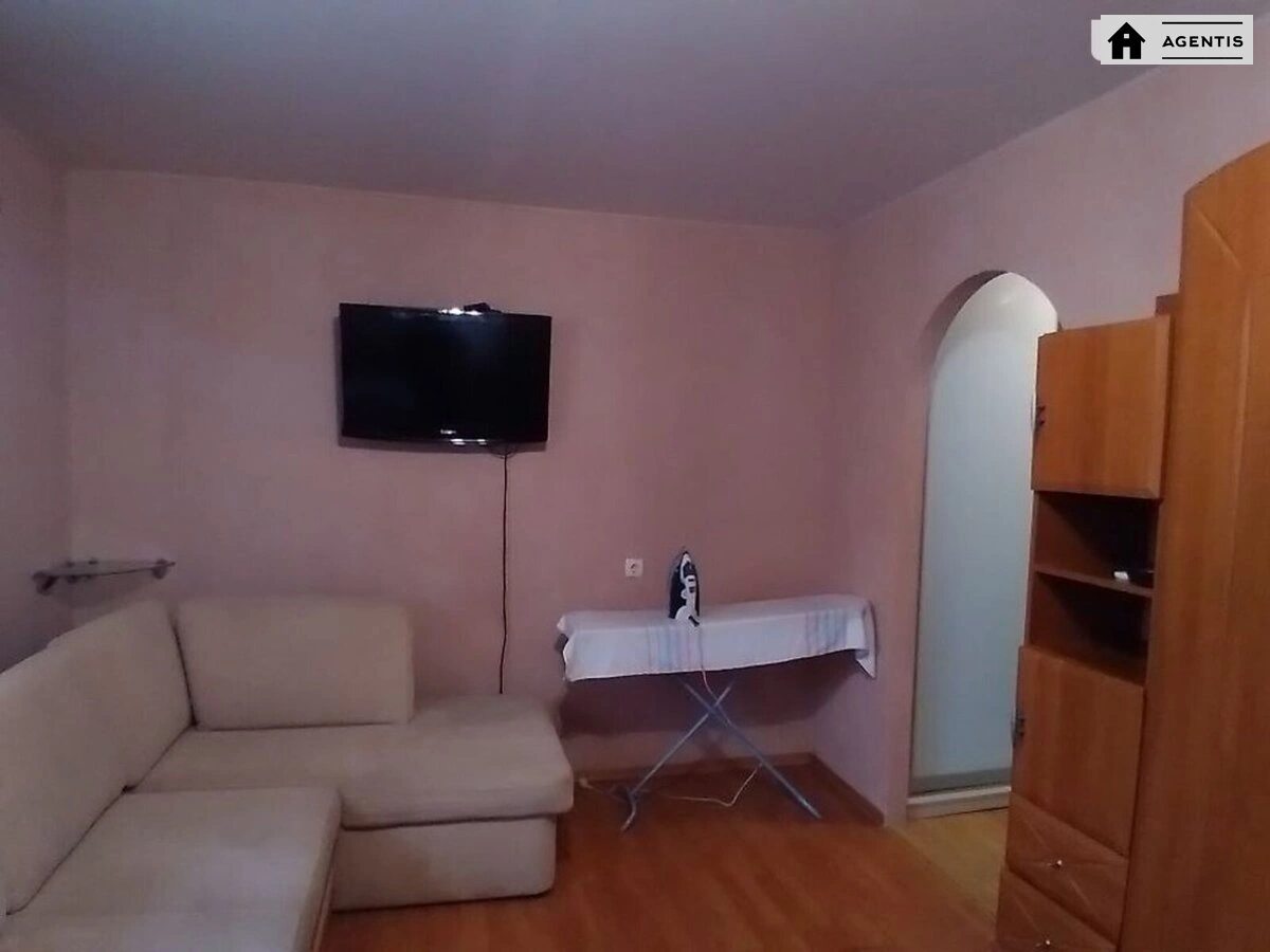 Сдам квартиру. 1 room, 30 m², 1st floor/5 floors. 18, Соборності просп. (Воззєднання), Киев. 