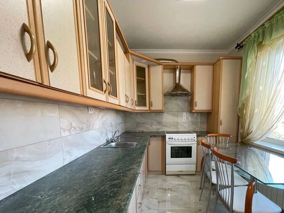 Apartment for rent. 3 rooms, 76 m², 6th floor/15 floors. 14, Sribnokilska 14, Kyiv. 