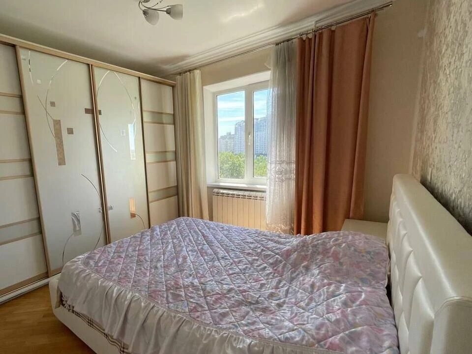 Apartment for rent. 3 rooms, 76 m², 6th floor/15 floors. 14, Sribnokilska 14, Kyiv. 