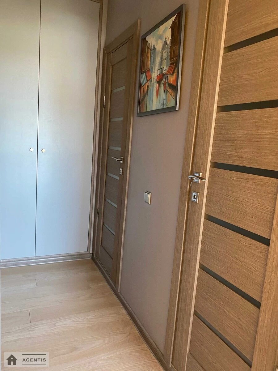 Apartment for rent. 2 rooms, 52 m², 5th floor/9 floors. 27, Lukyanivska vul., Kyiv. 