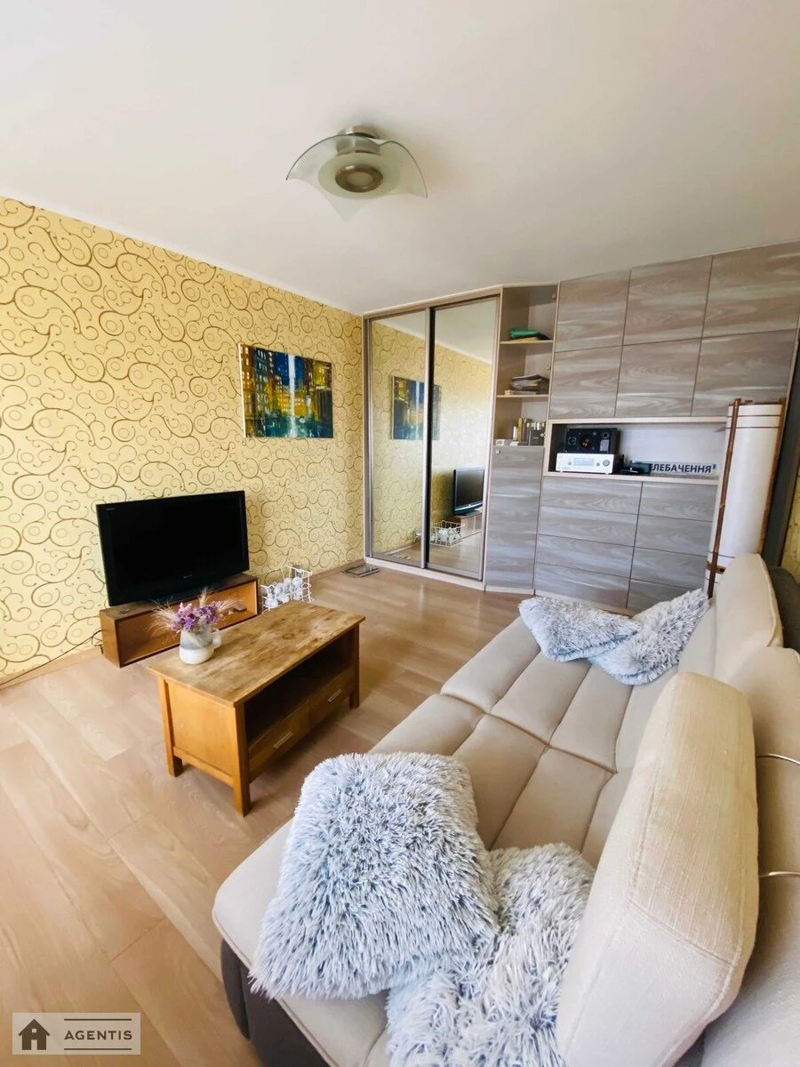 Apartment for rent. 2 rooms, 52 m², 5th floor/9 floors. 27, Lukyanivska vul., Kyiv. 