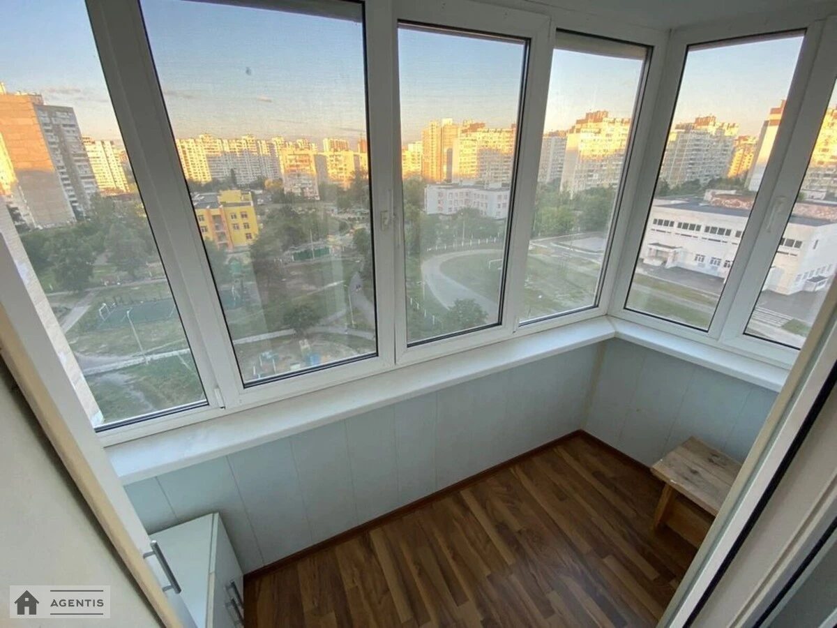 Сдам квартиру. 3 rooms, 86 m², 9th floor/10 floors. 5, Драгоманова 5, Киев. 