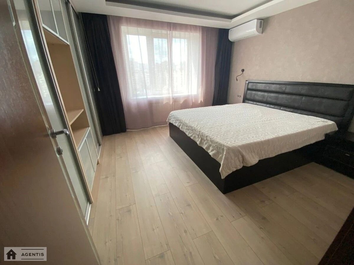 Сдам квартиру. 3 rooms, 86 m², 9th floor/10 floors. 5, Драгоманова 5, Киев. 